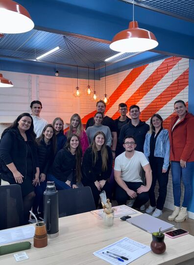 Aula de Gestão com Pessoas recebe a psicóloga Andréia Becker Ferreira para uma experiência prática sobre liderança e talentos - FEMA