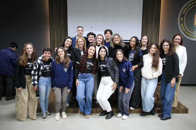 Estudantes de Psicologia participam de palestra sobre comportamento e funcionamento social - FEMA