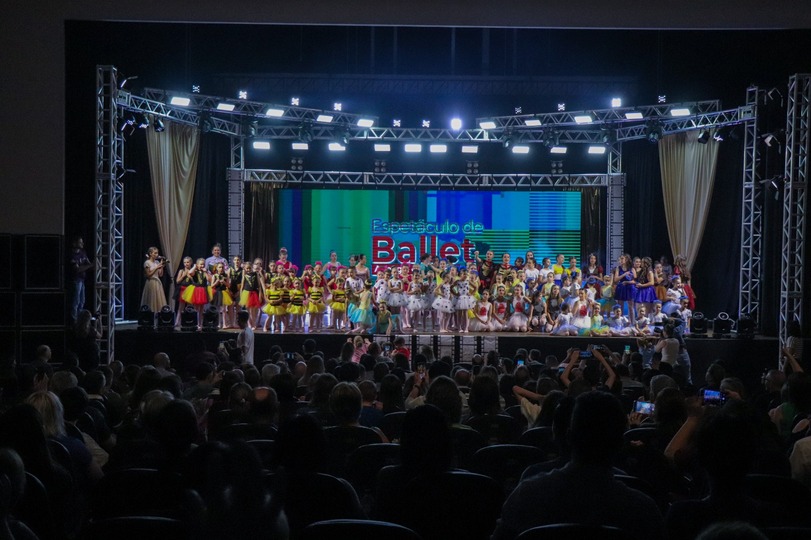 Espetáculo de Ballet "A Magia do Cinema" encanta o público no Centro Cívico - FEMA