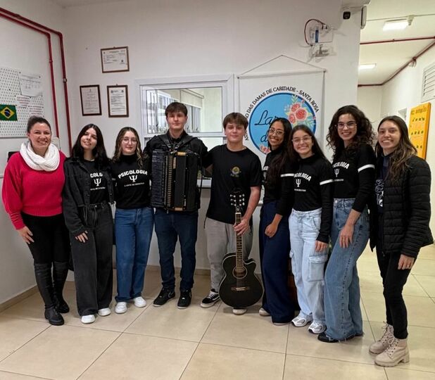 Acadêmicos de Psicologia promovem roda musical e escutatória com idosos em ação de extensão - FEMA