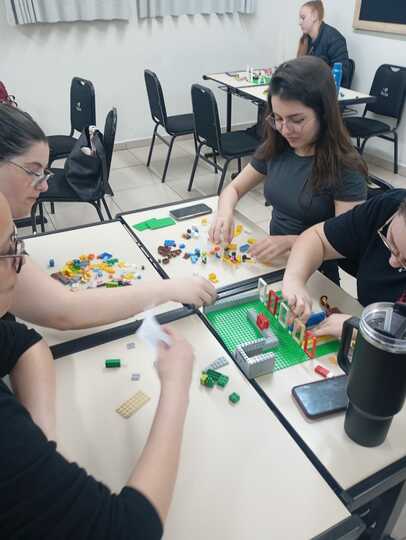 Acadêmicos de Enfermagem utilizam peças de LEGO para refletir sobre equidade no SUS - FEMA