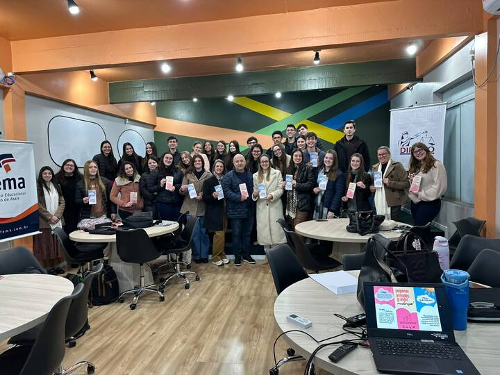 Direito promove ação de extensão com entrega de cartilha sobre adoção e Família Acolhedora - FEMA
