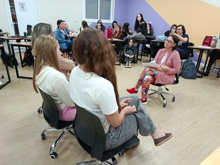 Entre a prática e a reflexão: acadêmicos de Psicologia vivenciam desafios da atuação no contexto escolar - FEMA