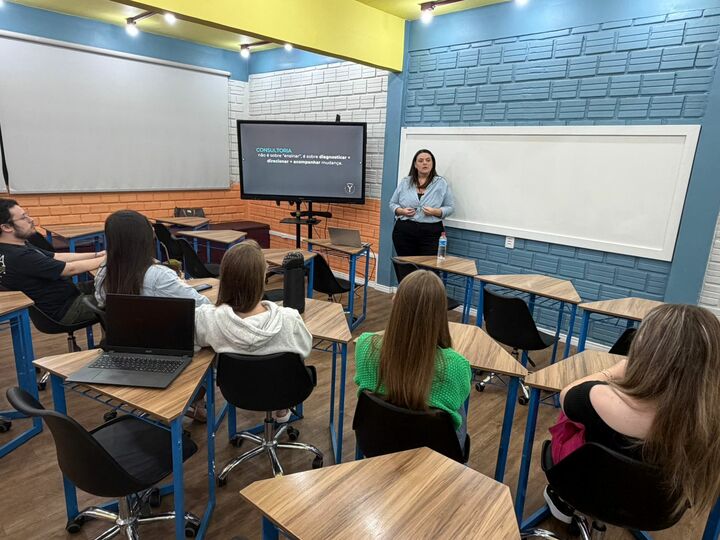 Acadêmicos de Administração participam de aula especial com profissional da área de Gestão de Pessoas - FEMA