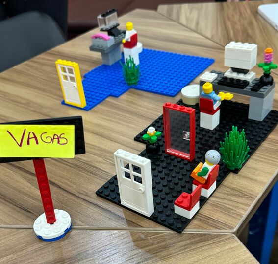 Inovação em Planejamento e Gestão com Pessoas: Alunos Utilizam Lego para Criar Soluções Empresariais na FEMA - FEMA