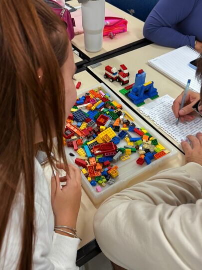 Acadêmicos de Psicologia da FEMA constroem maquetes com Lego para representar a Rede de Atenção Psicossocial (RAPS) - FEMA
