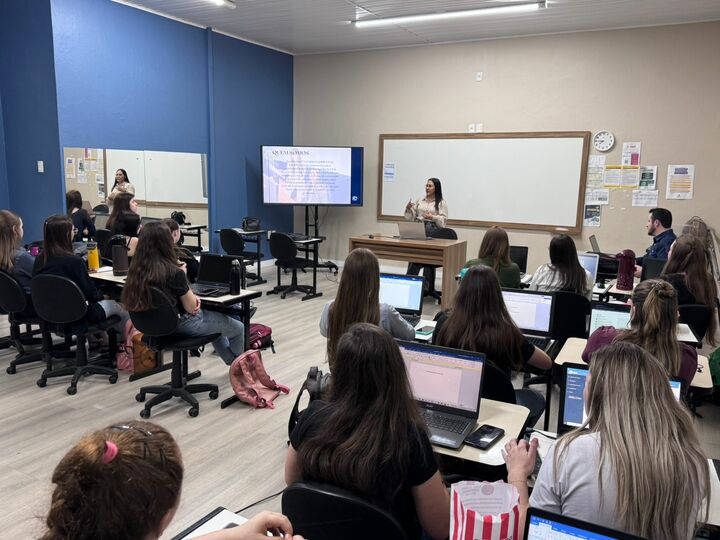 Acadêmicos de Administração e Ciências Contábeis participam de aula especial com empreendedora da Incubadora Acadêmica da FEMA - FEMA