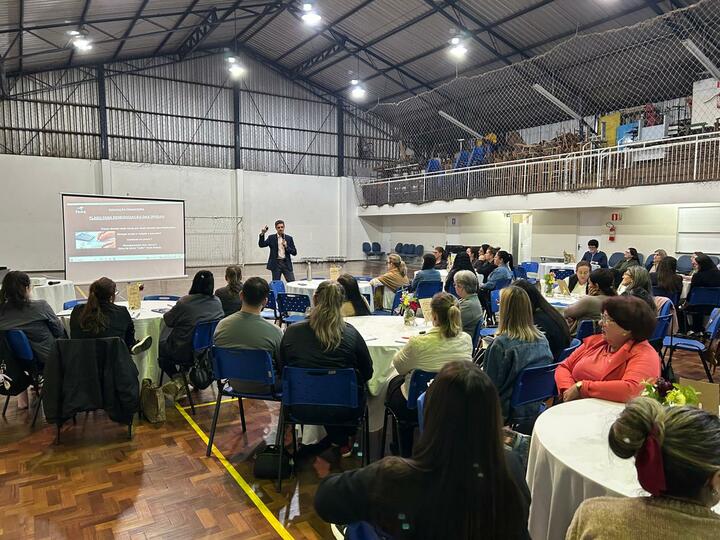 Educação financeira é tema de palestra na APAE de Santa Rosa - FEMA