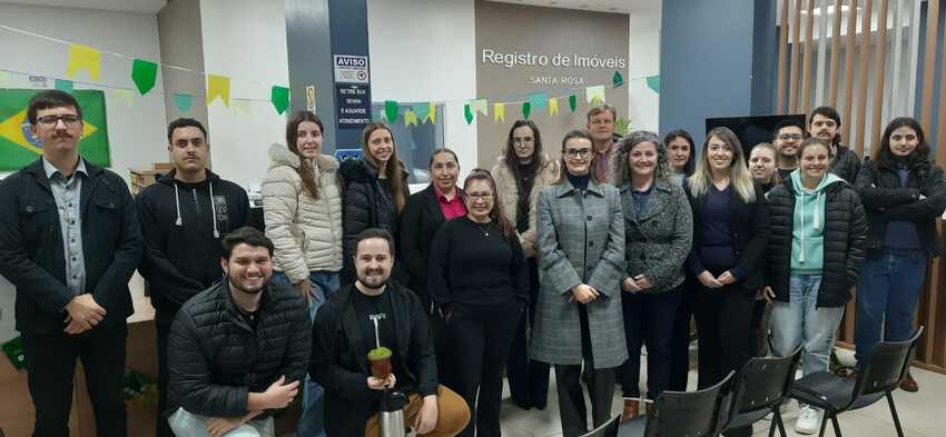 Visita técnica ao Registro de Imóveis aproxima acadêmicos de Direito da prática notarial e registral - FEMA