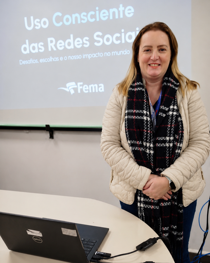 FEMA leva palestra sobre uso consciente das redes sociais ao CRAS - FEMA