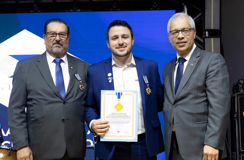 Coordenador da FEMA recebe Medalha de Jubileu de 40             anos da AANERGS - FEMA