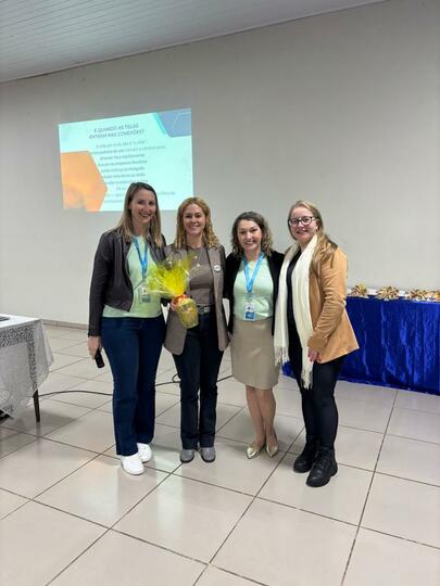Coordenadora do Curso de Psicologia da FEMA ministra palestra sobre os impactos do uso excessivo de telas no desenvolvimento infantojuvenil - FEMA
