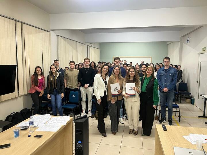 Acadêmicos participam de projeto de extensão sobre negociação coletiva e proteção ao voto livre - FEMA