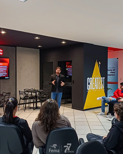 Visita técnica: alunos de Marketing da FEMA conhecem na prática estratégias de performance e growth - FEMA