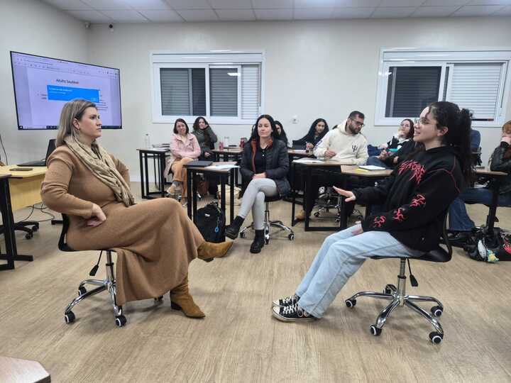Acadêmicos de Psicologia vivenciam prática de Terapia do Esquema em atividade de role play - FEMA