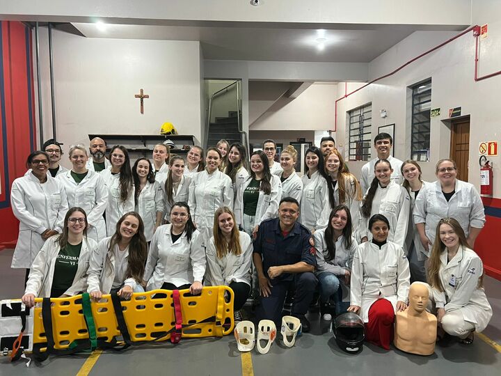 Acadêmicos de Enfermagem da FEMA Realizam Visita Técnica ao Corpo de Bombeiros de Santa Rosa. - FEMA